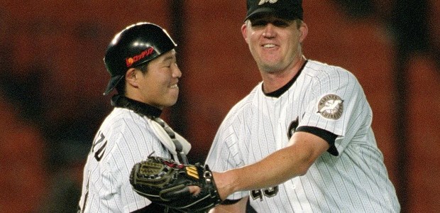 281 BBM2001 千葉ロッテ No.245 清水将海 MarinesPhotos 試合前練習中の #清水将海 コーチの1枚！ #chibalotte